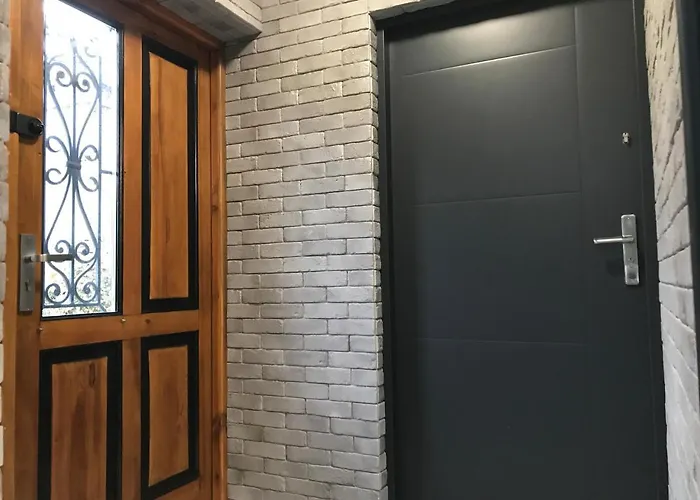 Apartment By Night *